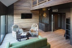 乌斯特卡Aparton的客厅配有绿色沙发和桌子