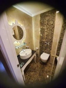 安塔利亚卡莱亦奇欧资卡夫客酒店的一间带水槽和卫生间的浴室