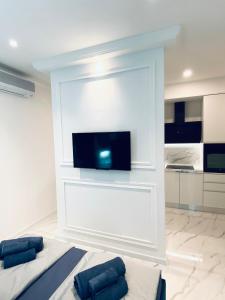 乌马格Studio Six的卧室设有白色墙壁和平面电视。
