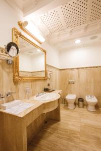 第聂伯罗阿克赛尔霍夫精品酒店的一间带水槽、镜子和卫生间的浴室