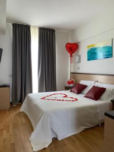 圣贝内代托-德尔特龙托Hotel Royal的一间卧室配有一张红色气球床