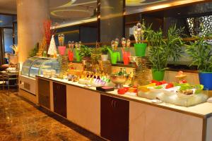 宜昌宜昌富力皇冠假日酒店的餐厅的自助餐点,食物