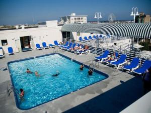 大洋城比斯坎套房酒店的游轮上的游泳池,里面的人