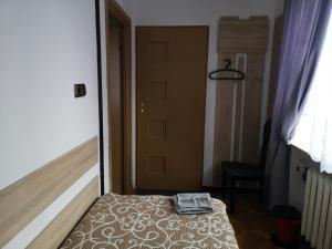 华沙Mira Rent House的一间小卧室,配有一张床和一扇门