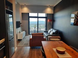 比勒陀利亚MENLYN MAINE - One Bedroom Penthouse - NO LOAD SHEDDING!!的客厅配有沙发和桌子