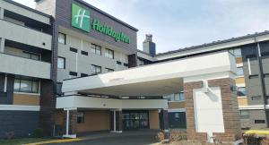 印第安纳波利斯印第安纳波利斯机场华美达酒店的上面有医院标志的酒店大楼