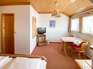 Berau乡村宾馆的客房设有两张床、一张桌子和一台电视机。