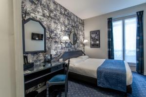 巴黎杜普雷酒店的酒店客房,配有床和镜子