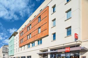 克拉马ibis Clamart Paris Velizy的大楼的外部景观