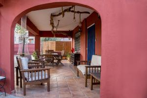 卡斯特利翁-德拉普拉纳Fileta playa Castellón的一个带桌椅的庭院和粉红色的墙壁