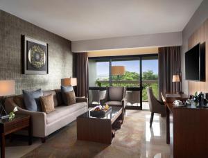 日惹日惹爱慕卡摩皇家酒店的客厅配有沙发和桌子