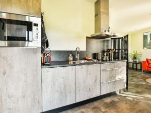 TripscompagnieFantastic modern vacation home with views的厨房配有水槽和微波炉