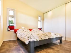 TripscompagnieFantastic modern vacation home with views的一间卧室设有一张床和两个窗户。