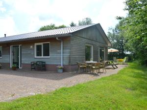 KibbelveenHoliday home with view over the meadows的房屋设有带桌椅的庭院