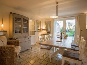 赫鲁德Spacious holiday home in Groede的厨房以及带桌椅的用餐室。
