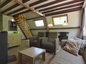 斯特兰普罗伊Cosy Holiday Home in Limburg with Forest nearby的客厅配有沙发、椅子和桌子