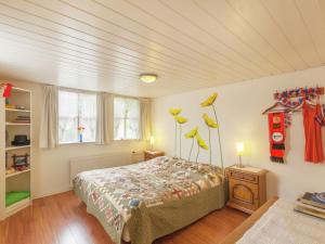 SoerendonkAttractive holiday home in Soerendonk的一间卧室配有一张床,铺有木地板