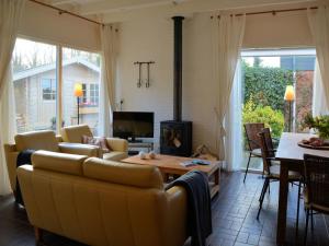 诺德克豪特Modern bungalow in South Holland的客厅配有沙发和桌子