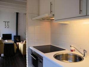 诺德克豪特Modern bungalow in South Holland的一个带水槽的厨房和一间客厅