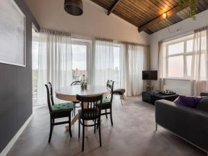 Attractive holiday home in Koudekerke with balcony的休息区