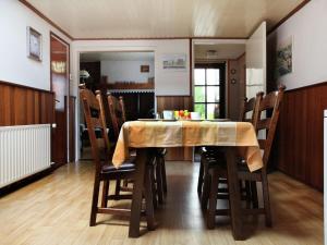 UlicotenTranquil Farmhouse near Forest in Ulicoten with Terrace的一间带桌椅的用餐室