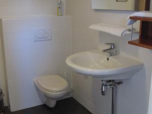 Cozy accommodation with a bathtub, located in Friesland的一间浴室