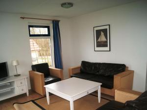 Spacious villa with dishwasher, Leeuwarden at 21km的休息区