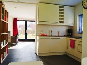 Spacious villa with dishwasher, Leeuwarden at 21km的厨房或小厨房