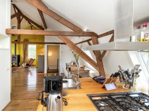伦德德朗格威尔公寓的铺有木地板并设有木梁的厨房