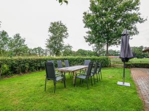 Quaint Farmhouse in Enschede with Terrace外面的花园