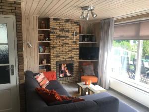 巴勒姆Secluded Holiday Home in Ballum Frisian Islands的带沙发和壁炉的客厅