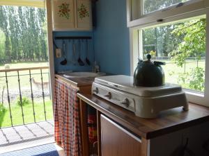 贝亨奥普佐姆Holiday Home in Bergen op Zoom with Garden的厨房配有炉灶和柜台上的锅