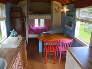 贝亨奥普佐姆Holiday Home in Bergen op Zoom with Garden的一个带桌椅的小篷车的小厨房