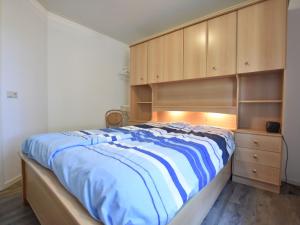 BeekdorpHoliday Home in Reutum Weerselo with Jacuzzi的一间卧室配有一张床和木制橱柜
