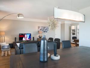 斯海弗宁恩Luxury apartment in the harbor of Scheveningen的客厅配有沙发和桌子