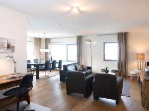 斯海弗宁恩Luxury apartment in the harbor of Scheveningen的客厅配有沙发、椅子和桌子