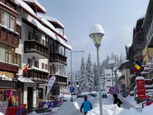 普雷代亚尔帕苏克拉布策图鲁旅馆的一条雪覆盖着的街道,人们沿着这条街道走来