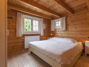 Cosy wooden chalet with private garden客房内的一张或多张床位