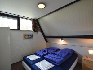 斯特兰普罗伊Holiday home with large terrace的一间小卧室,房间内设有两张床
