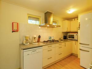 迪斯胡克Charming Holiday Home in Koudekerke Dishoek的厨房配有白色橱柜和台面上的搅拌机