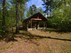 斯特兰普罗伊Detached holiday home with sauna large garden的树林中的小小屋