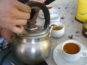 罗马4321 B&B Stazione Trastevere的茶壶和咖啡的人