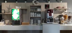 格勒内玛汀葛莱内酒店的厨房配有带咖啡机的柜台