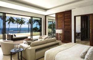 多拉多Residences at Dorado Beach, a Ritz Carlton Reserve的一间卧室配有一张床,享有海景
