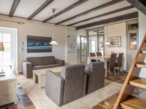 德科克斯多普Apartment in farmhouse on the island of Texel的客厅配有沙发和桌子