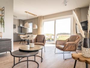 德科克斯多普fantastic bungalow on Texel的客厅配有两把椅子和一张桌子