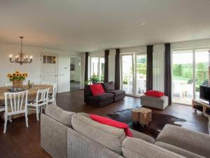伦德Luxurious holiday home with wellness, in the middle of the North Brabant nature reserve near Leende的客厅配有沙发和桌子
