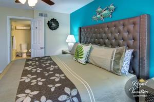 克利尔沃特The Avalon Royal Tropical的一间卧室配有一张带蓝色墙壁的大床