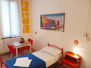 威尼斯奥斯特罗CPU威尼斯旅馆的客房设有一张床、一张桌子和一张书桌。