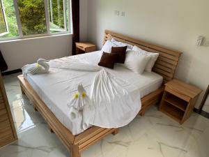 普拉兰CAM Getaway Villa的一间卧室配有带白色床单和枕头的床。